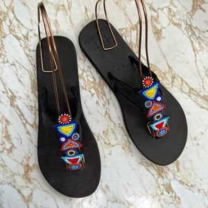 GLOBAL GIRLS BLACK LEATHER THONG SANDALS W/ BEADED STRAPS SIZE 40